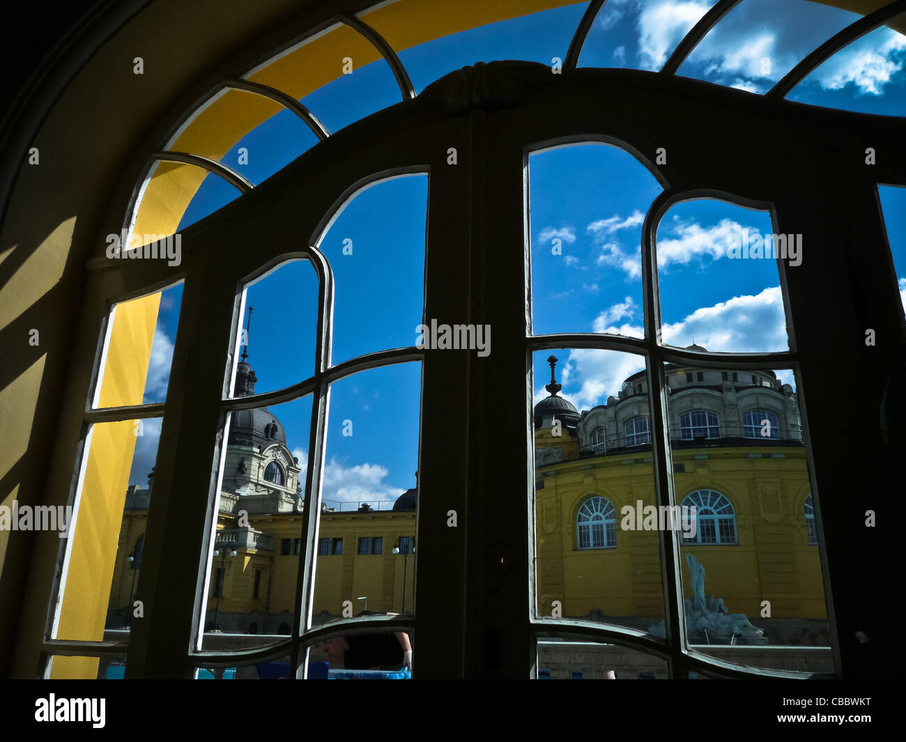 Voir à partir de la fenêtre, les bains Széchenyi à Budapest Banque D'Images