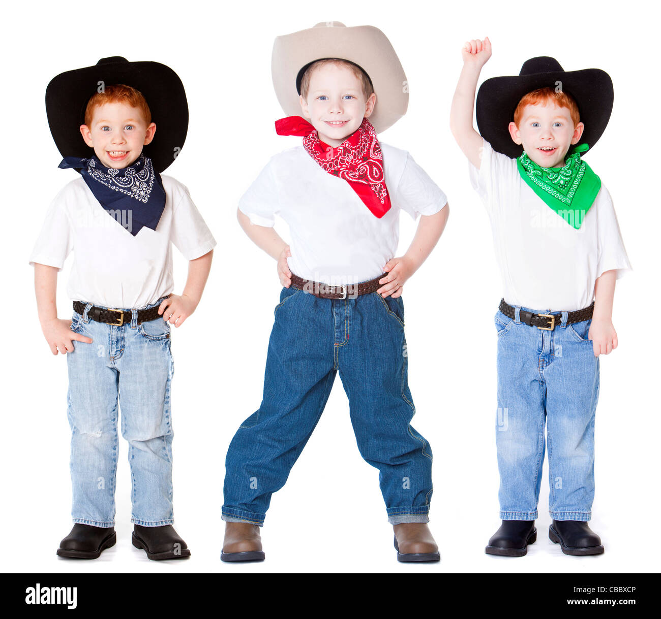 Trois garçons habillés en cowboys en studio Banque D'Images
