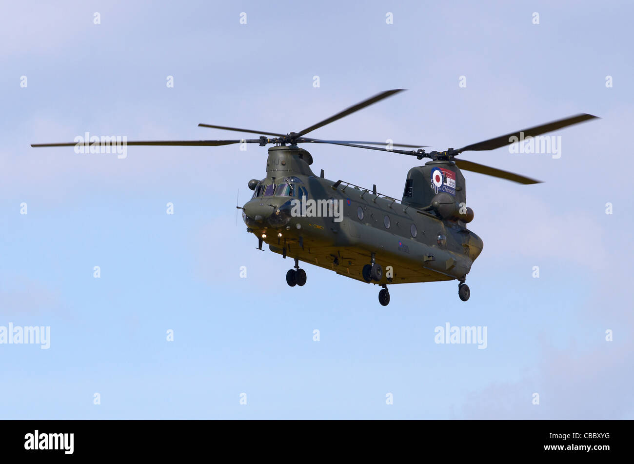 Un hélicoptère Chinook HC2, exploité par l'Escadron 18/27 de la RAF, en approche pour l'atterrissage à RAF Fairford, UK Banque D'Images