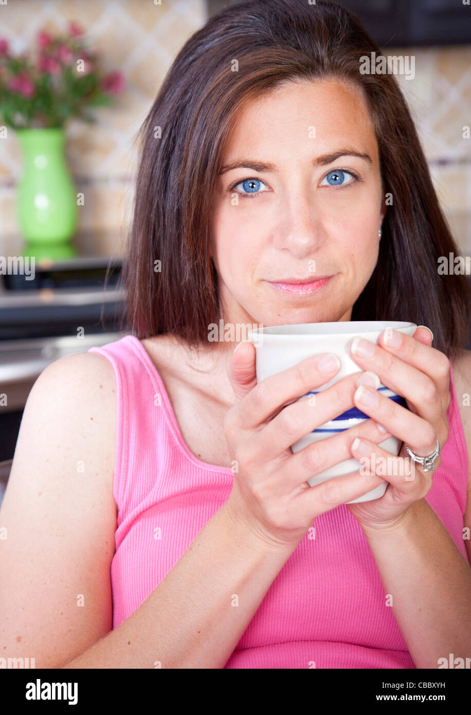 Attractive Woman wearing pajamas de boire du café Banque D'Images