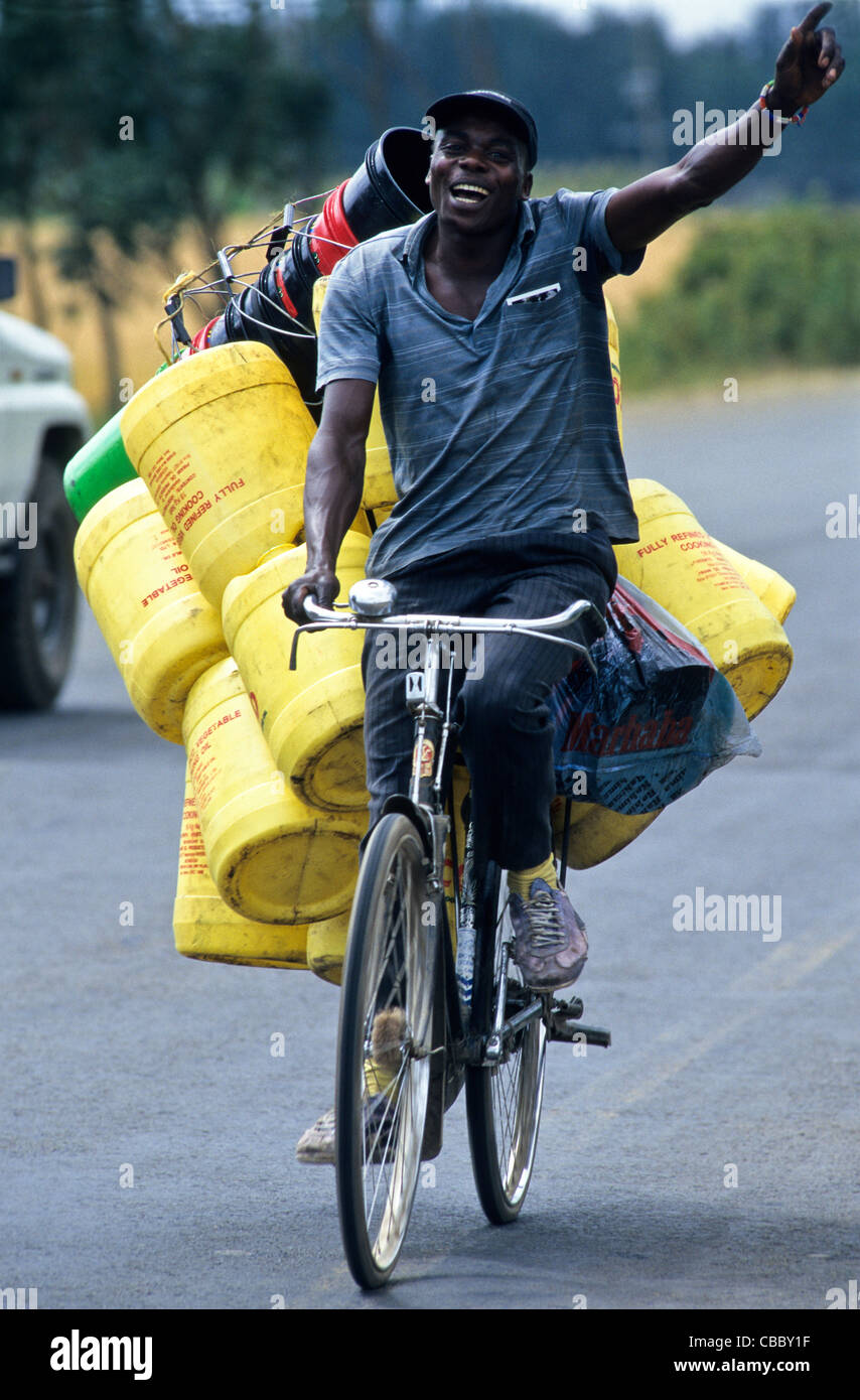 L'homme sur sa bicyclette pour aller chercher de l'eau potable Tanznaia Arusha Banque D'Images