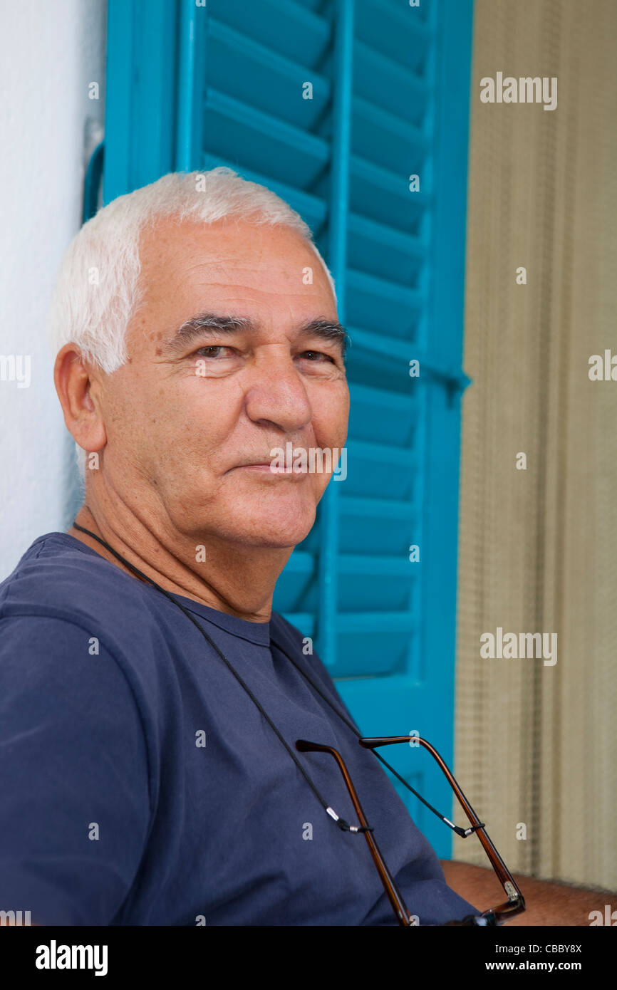 Older Man smiling outdoors Banque D'Images