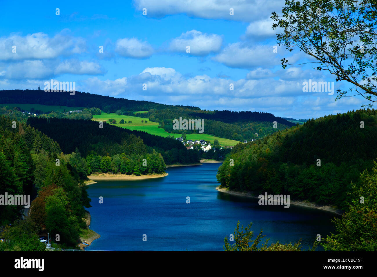 Barrage avec forêt environnante Allemagne Bergneustadt Banque D'Images
