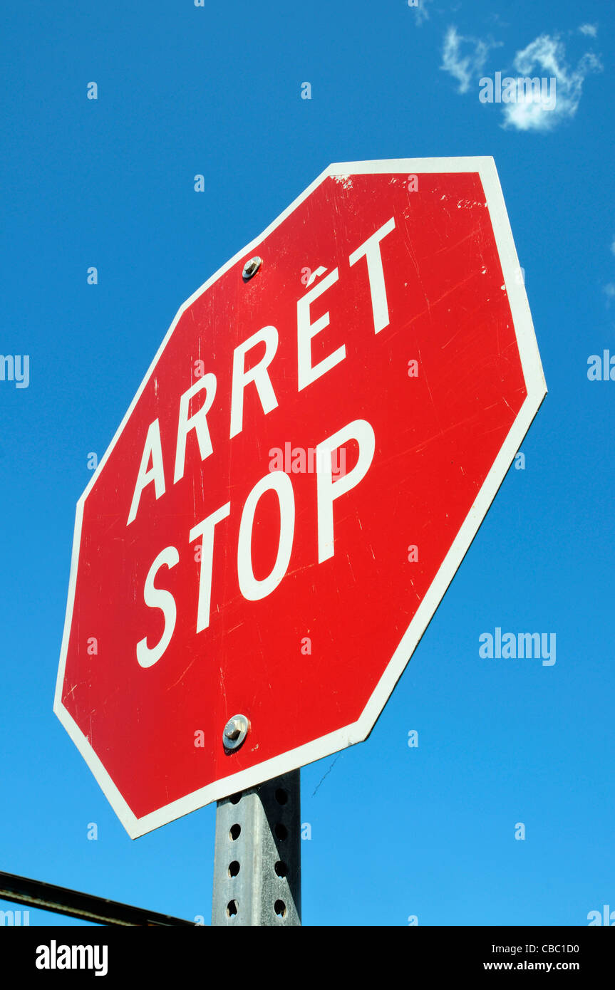 Un panneau d'arrêt bilingue au Québec, connu familièrement comme "un arrêt-stop' Banque D'Images