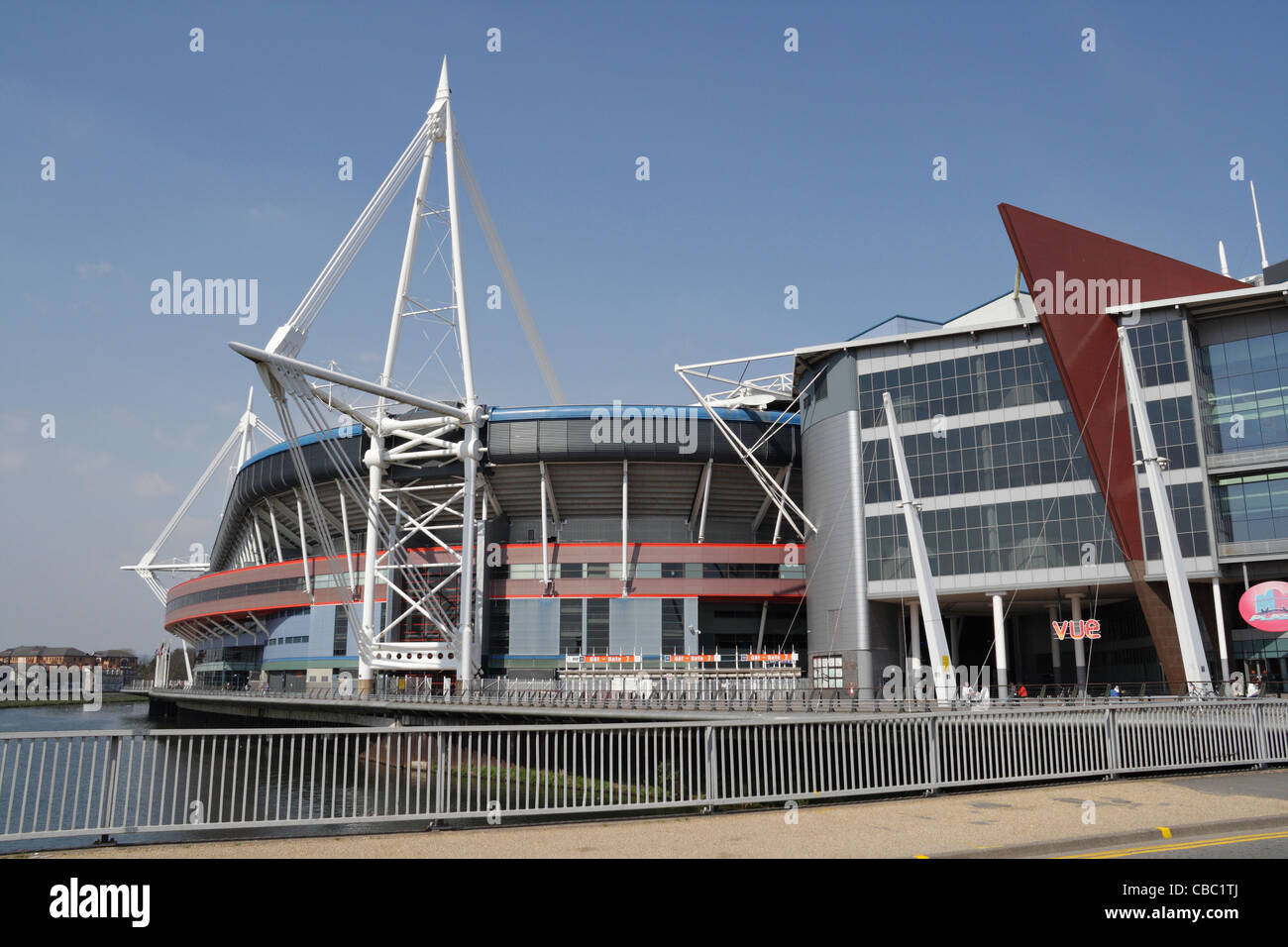 Millennium Stadium à Cardiff, pays de Galles, avec le River Taff. Lieu sportif national Banque D'Images