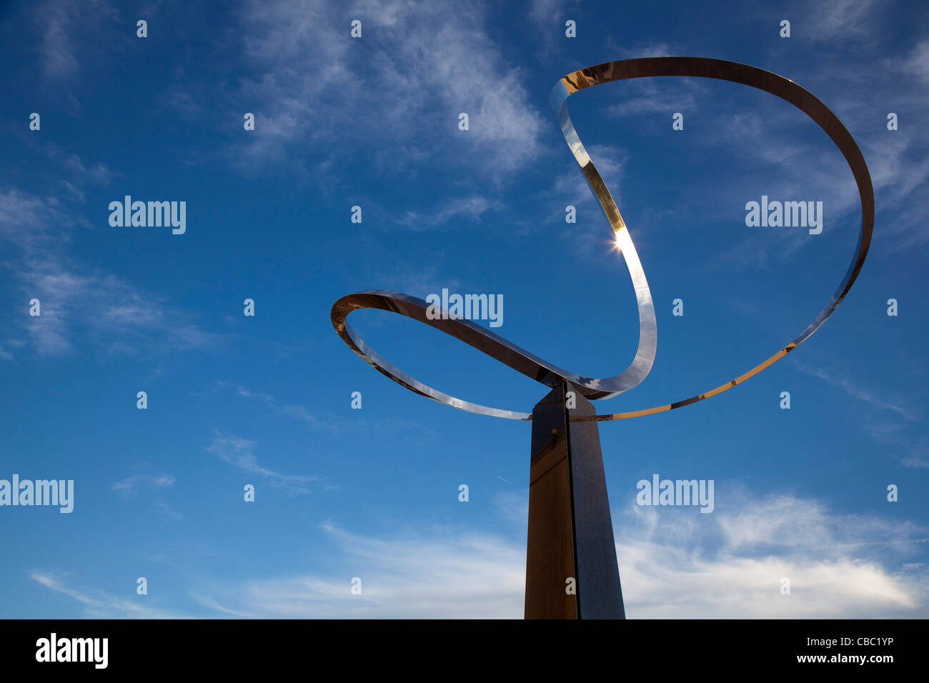 Washington, DC - une sculpture intitulée 'Infini', par Jose de Rivera, à l'extérieur du Musée national de l'histoire américaine. Banque D'Images