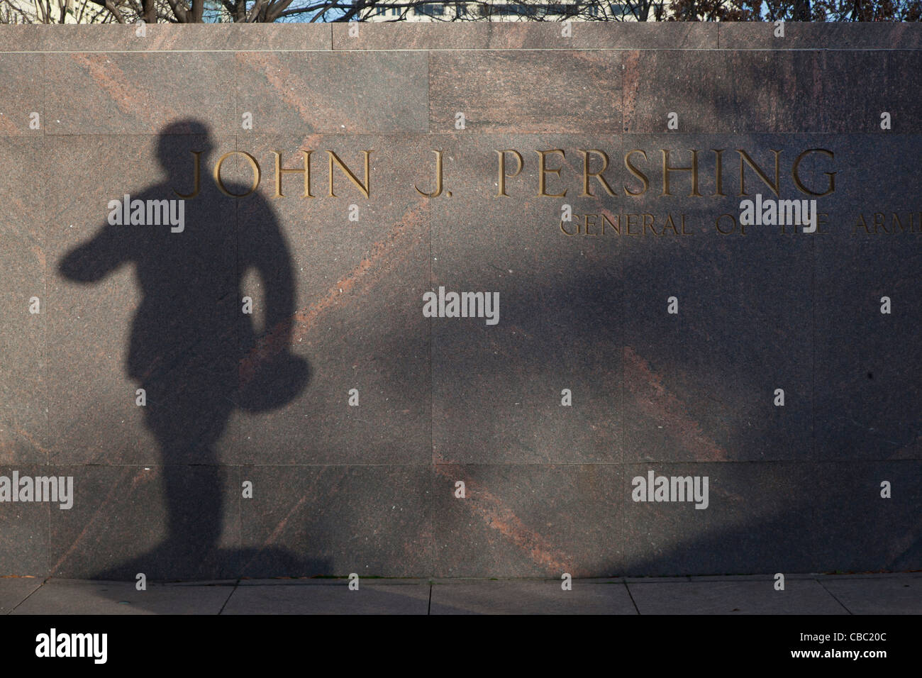 Washington, DC - Reflet d'une statue du général John Pershing Pershing en parc. Banque D'Images