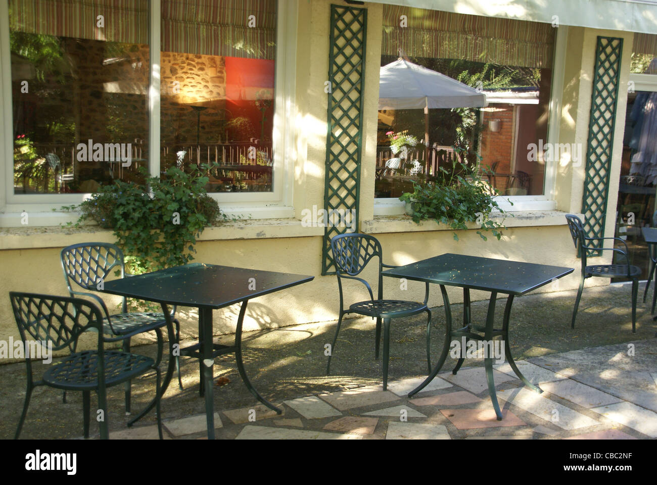 Terrasse et coin repas Hôtel Les Charmilles, Beaulieu sur Dordogne, France Banque D'Images