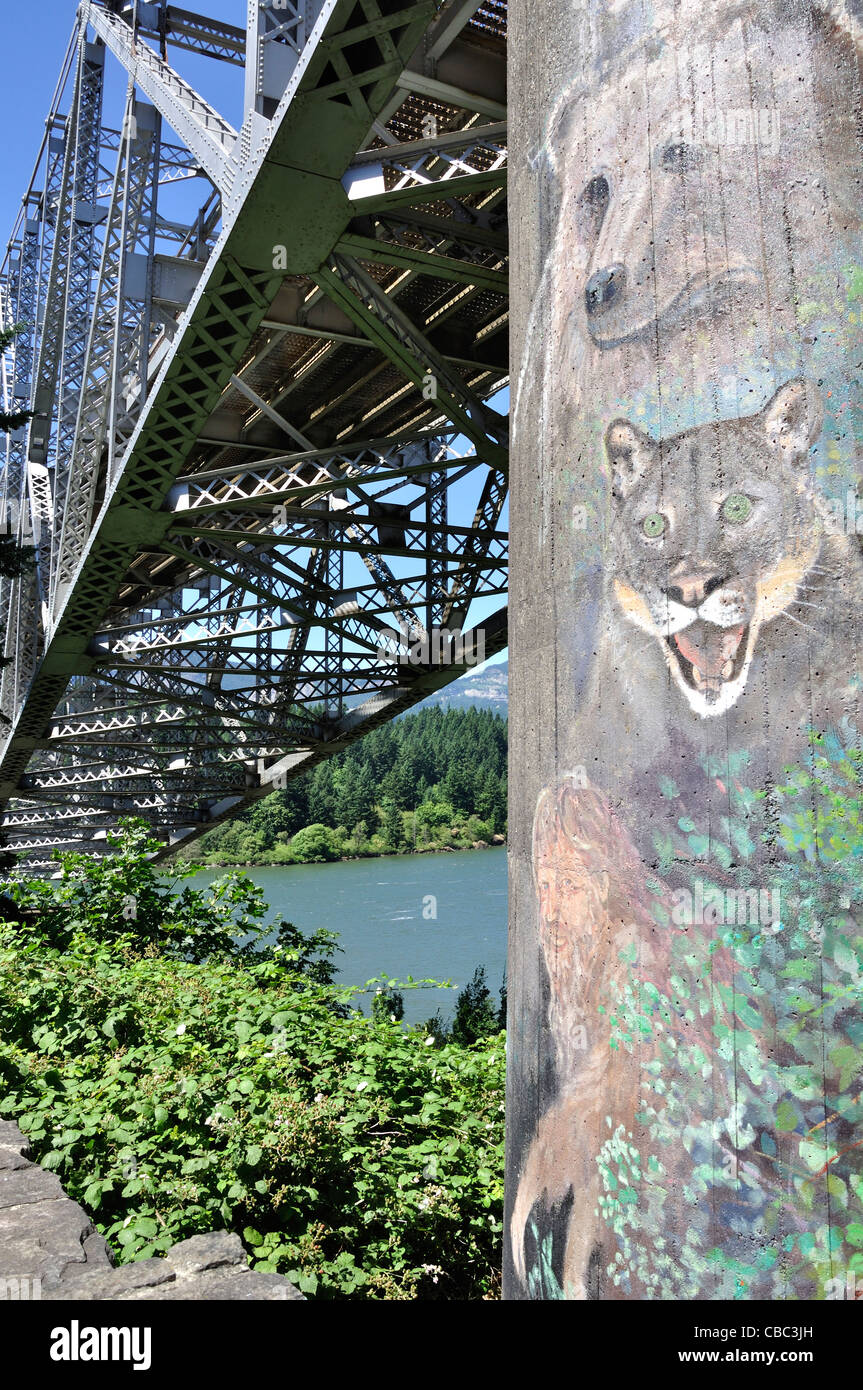 Artwork sur l'ancien pont de chemin de fer traversant l'Oregon la route 30 le long de la Columbia River Gorge, Oregon Banque D'Images