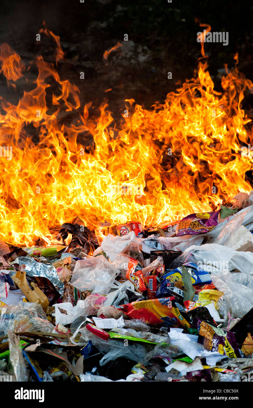 La combustion de déchets ménagers dans la campagne indienne Banque D'Images