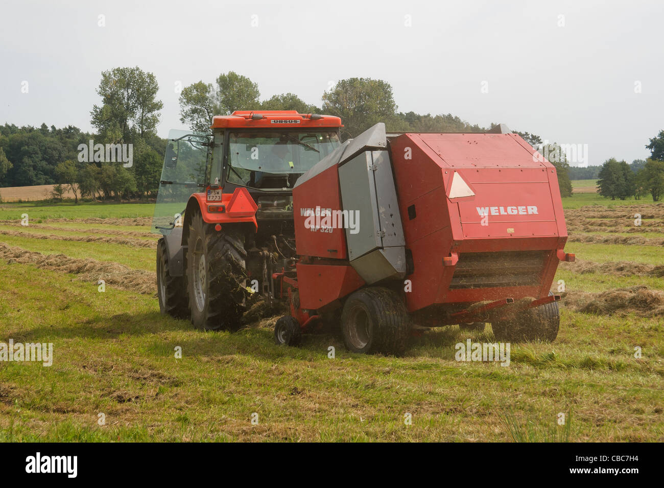 Presse à foin circulaire et du tracteur. Banque D'Images
