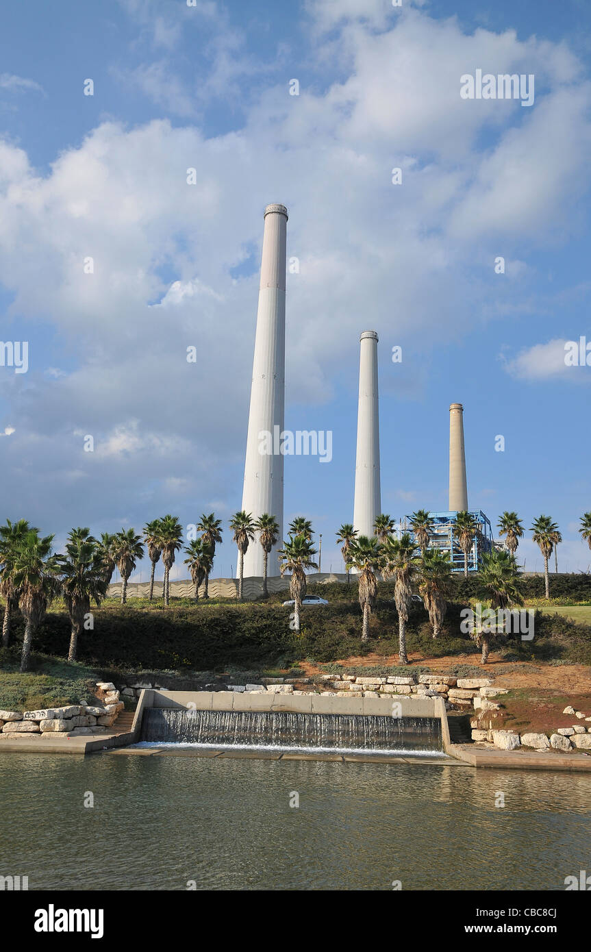 Israël, Hadera Hadera, le River Park et le charbon exploité power plant's flues dans l'arrière-plan Banque D'Images
