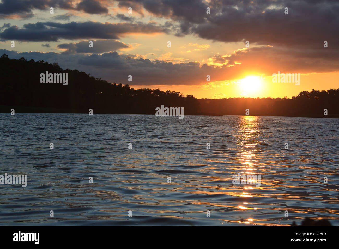 Coucher de soleil sur un lac. Banque D'Images