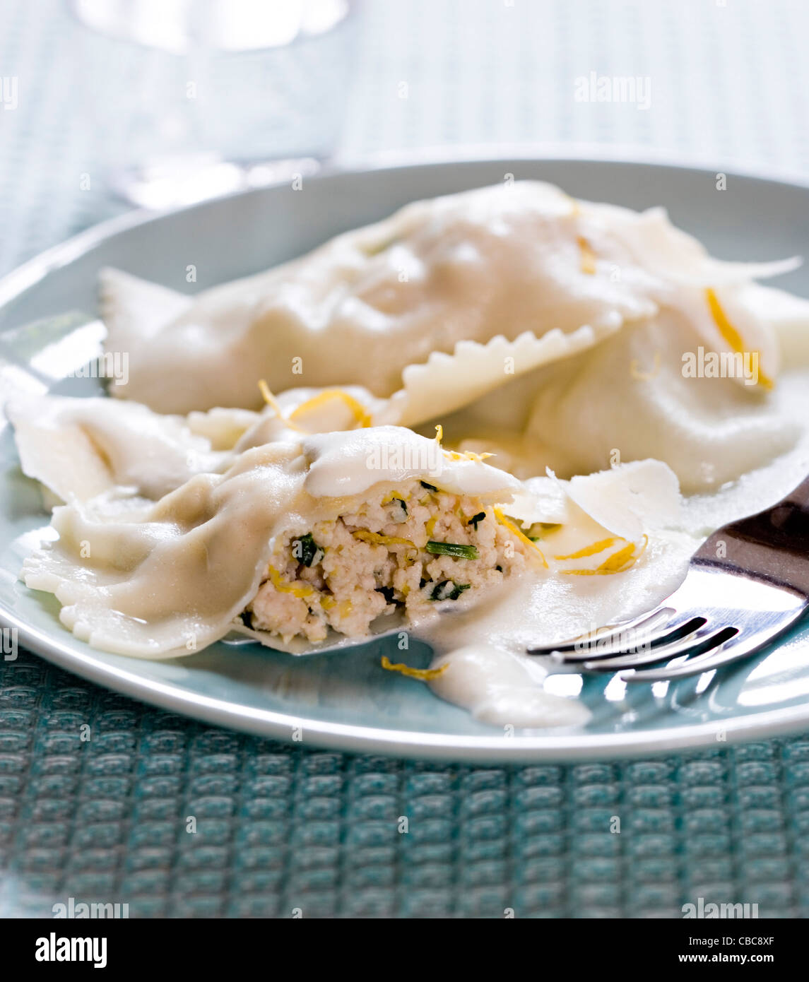 Raviolis de poulet à la crème de citron Banque D'Images