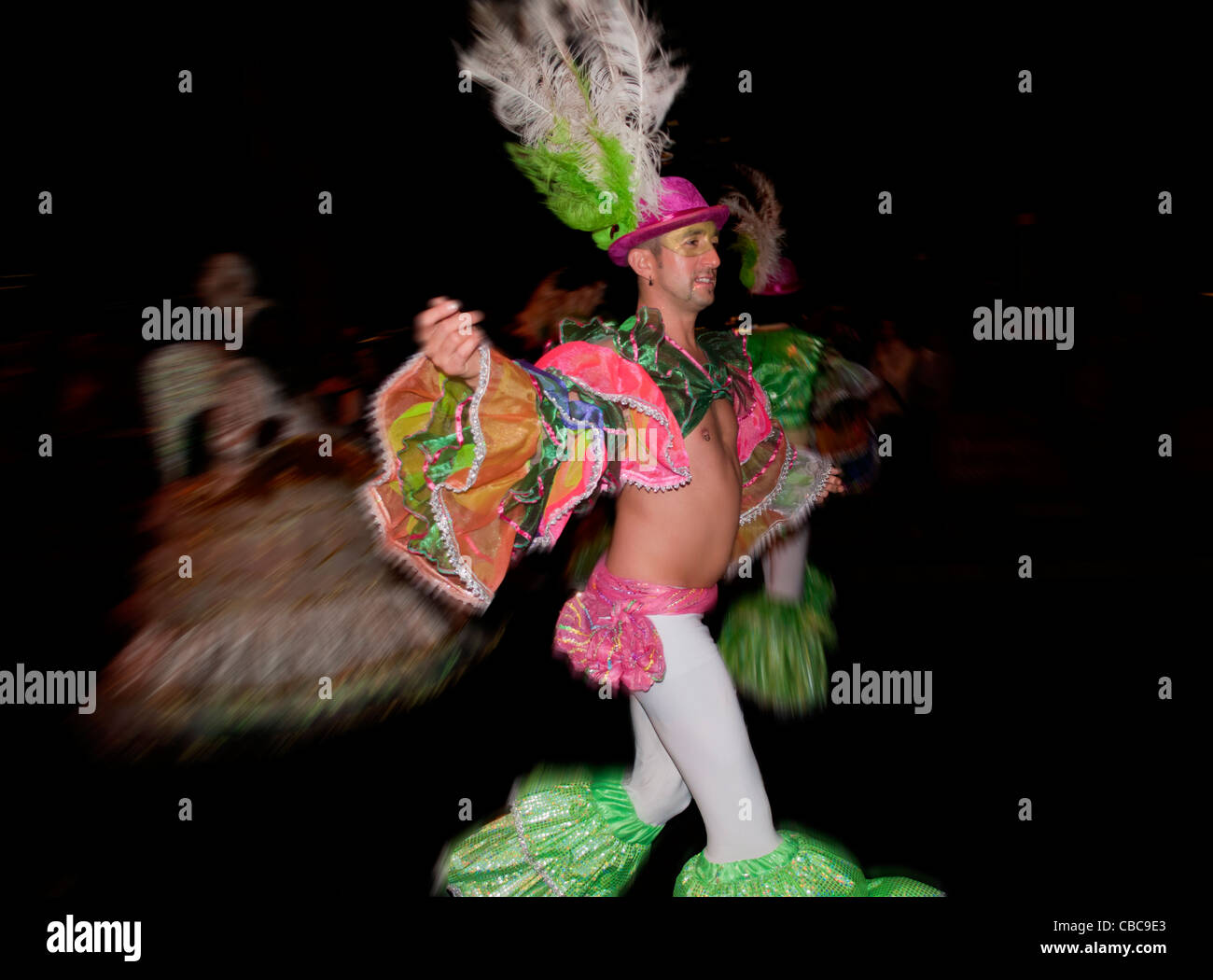 Un danseur vêtu de façon éclatante l'exécution au Thames Festival défilé de nuit, 2011, Londres, Royaume-Uni Banque D'Images