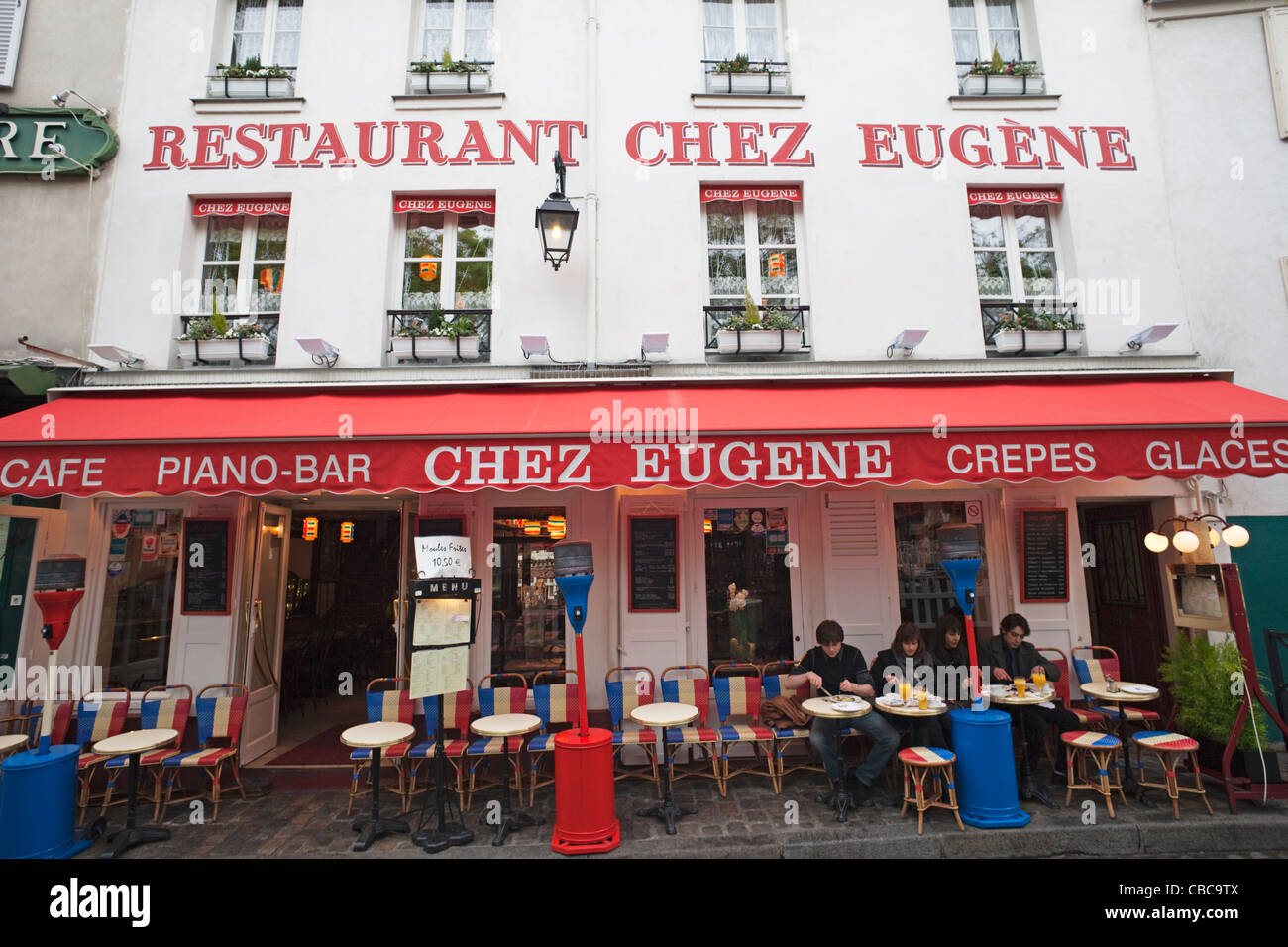 France, Paris, Montmartre, façade de restaurant Banque D'Images