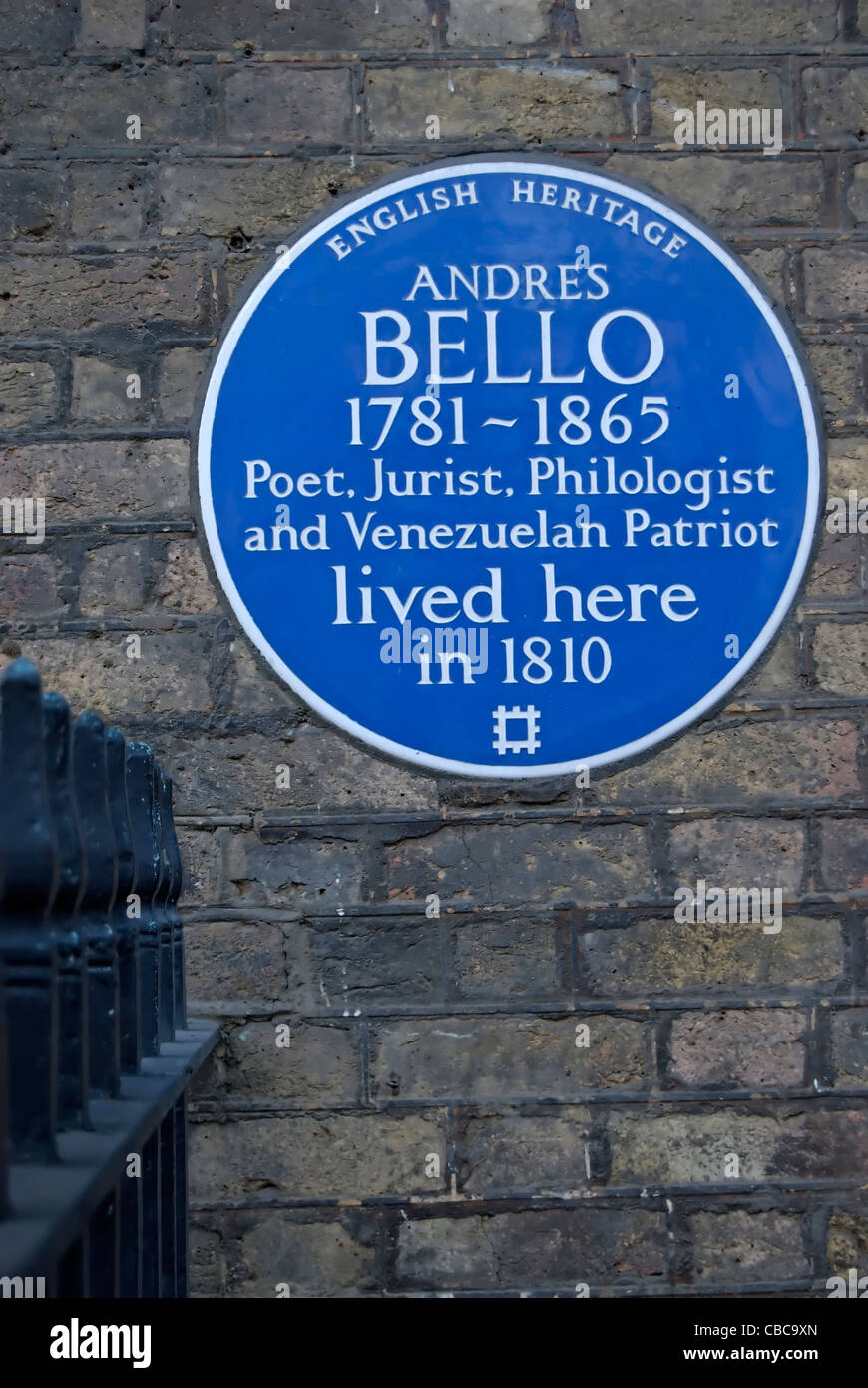 English Heritage blue plaque marquant l'accueil 1810 de la figure culturelle vénézuélienne, Andrés Bello Grafton Street, Londres, Angleterre Banque D'Images