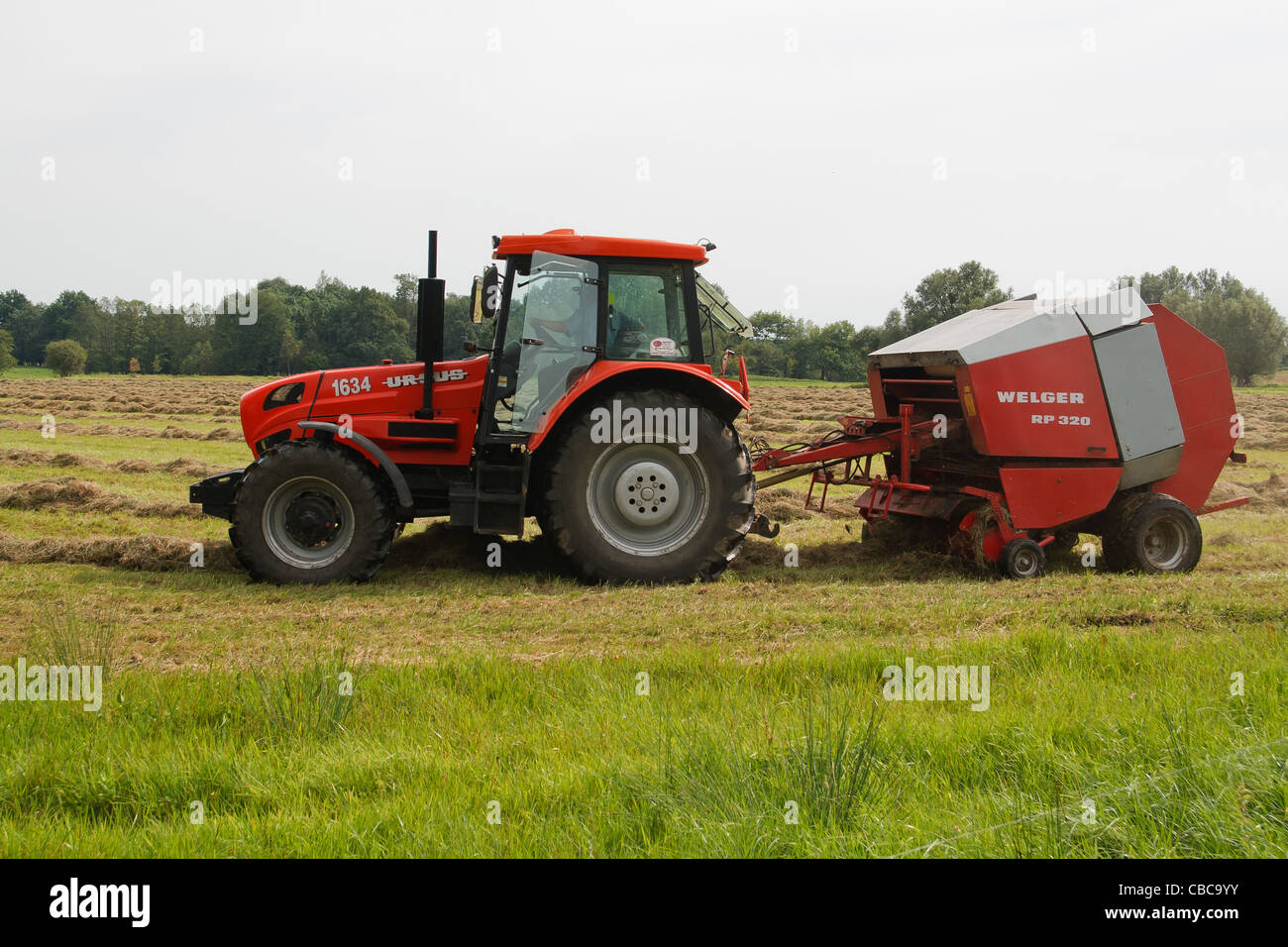 Presse à foin circulaire et du tracteur. Banque D'Images