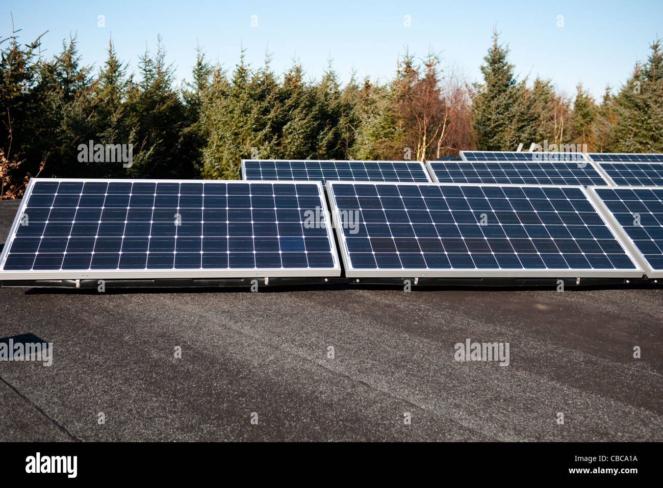 Tableau sur le PV solaire monté sur panneaux de toit plat Banque D'Images