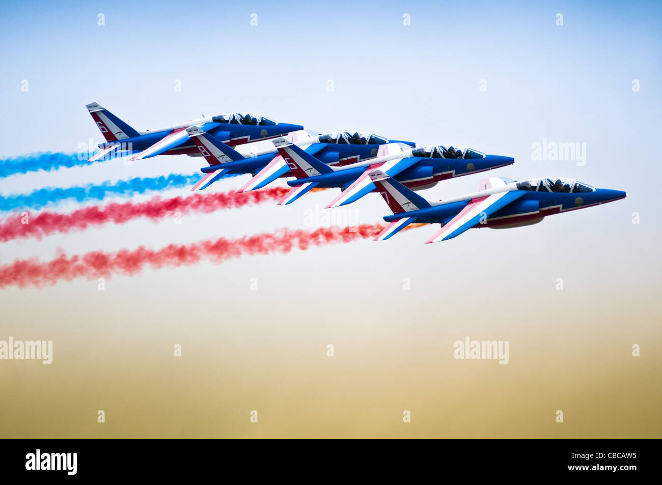 Les avions à réaction avec le sport d'échappement de fumée colorée Banque D'Images