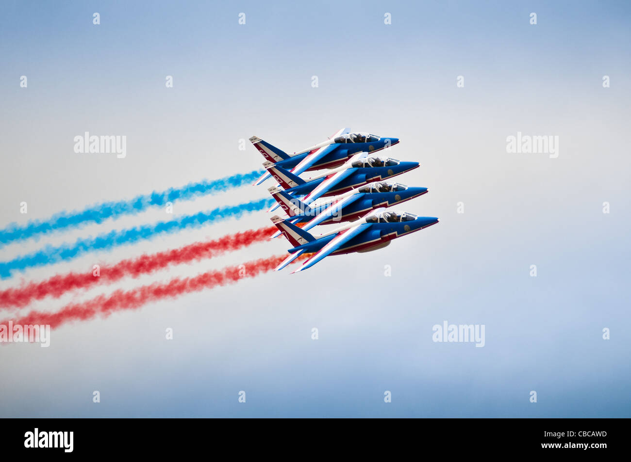 Les avions à réaction avec le sport d'échappement de fumée colorée Banque D'Images