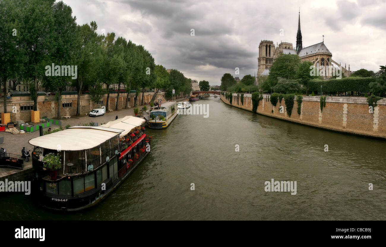Vue sur Seine et la célèbre cathédrale Notre Dame de Paris à Paris, France. Banque D'Images