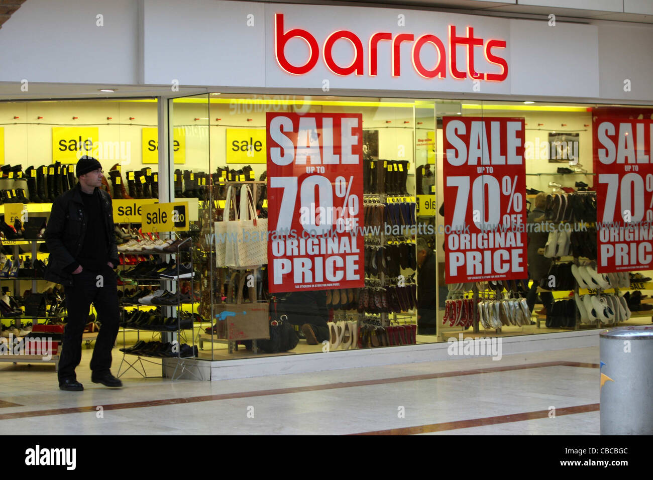 Près de 4 000 emplois sont menacés après que le propriétaire de magasins de chaussures et les précieux Barratts Shoes s'effondra dans l'administration Banque D'Images
