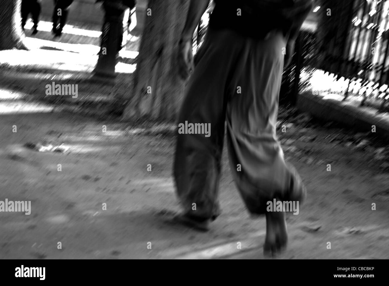 Homme qui marche sans chaussures dans le parc Photo Stock - Alamy