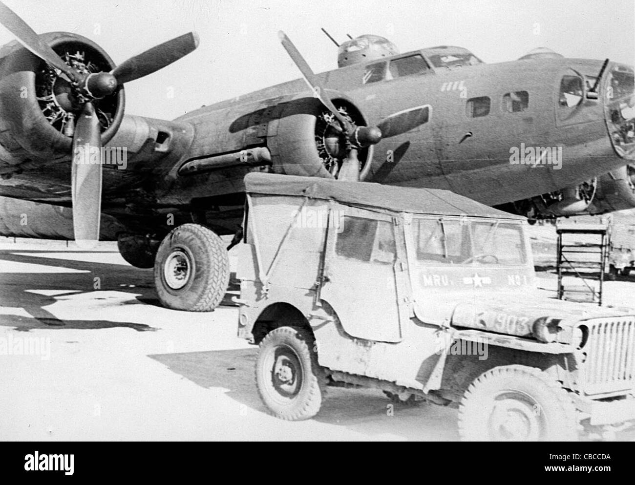 Une Jeep aux côtés d'un bombardier B17 Flying Fortress Banque D'Images