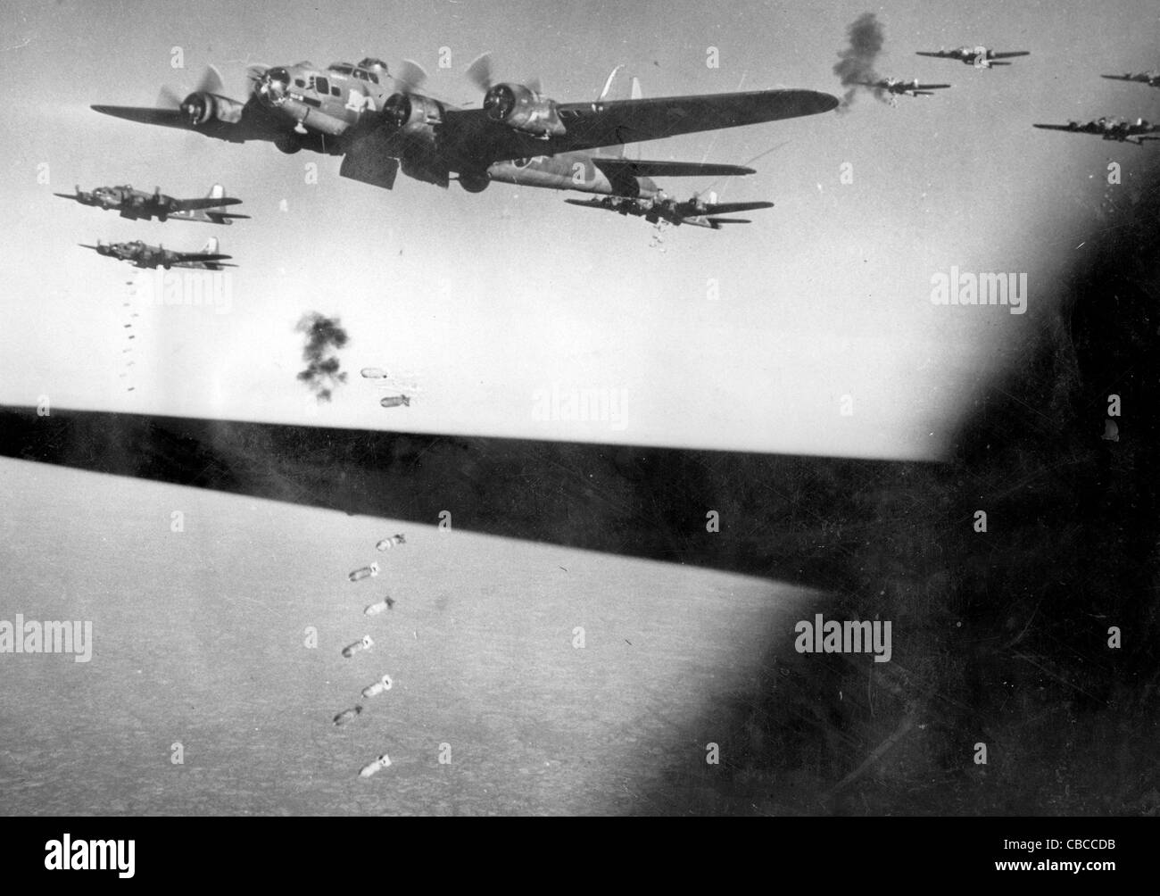 L'USAAF WW11 B17 Flying Fortress bombers tomber leurs bombes sur l'Allemagne Banque D'Images