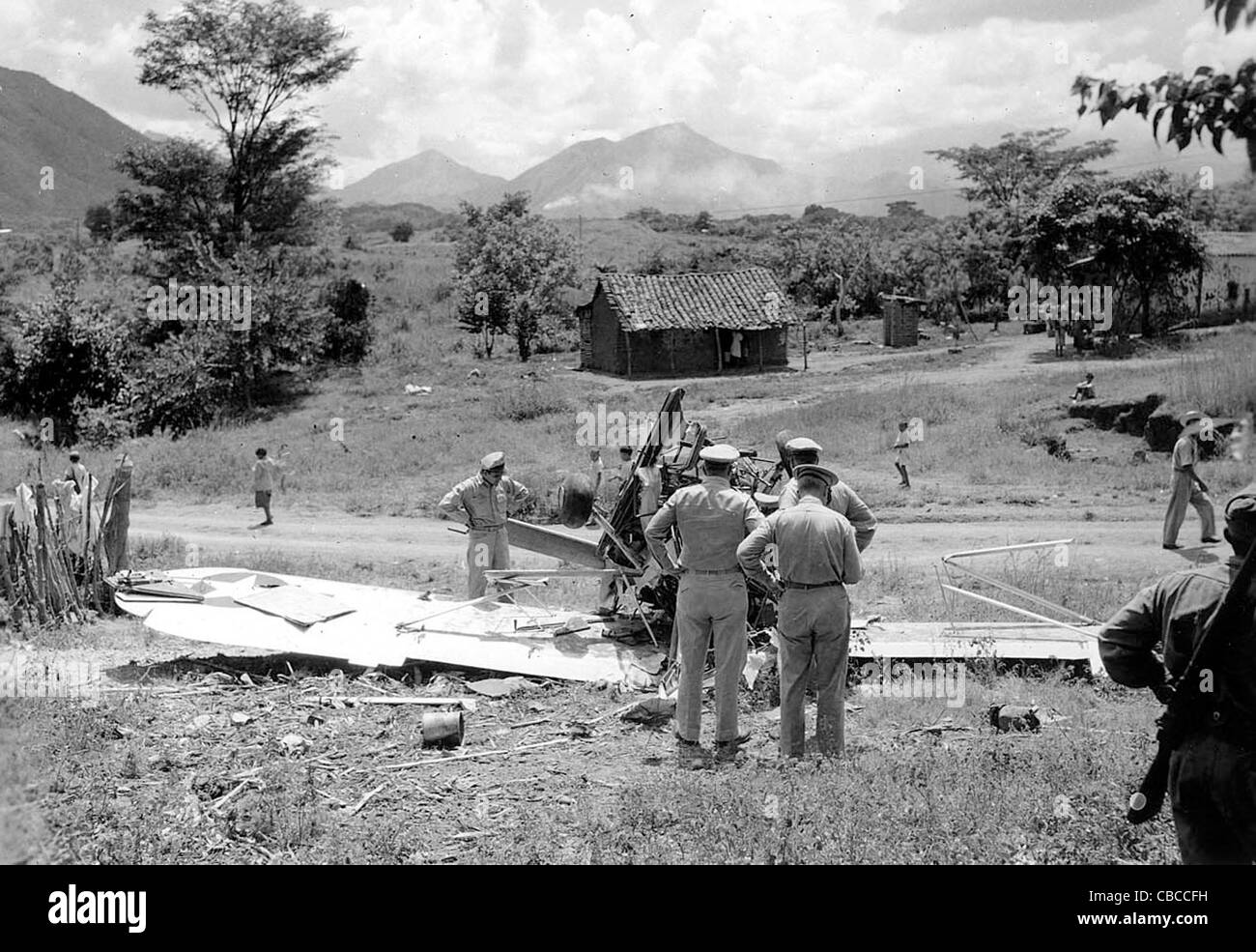 L'écrasement d'un avion de liaison de la USAAF Piper Cub sauterelle. Banque D'Images