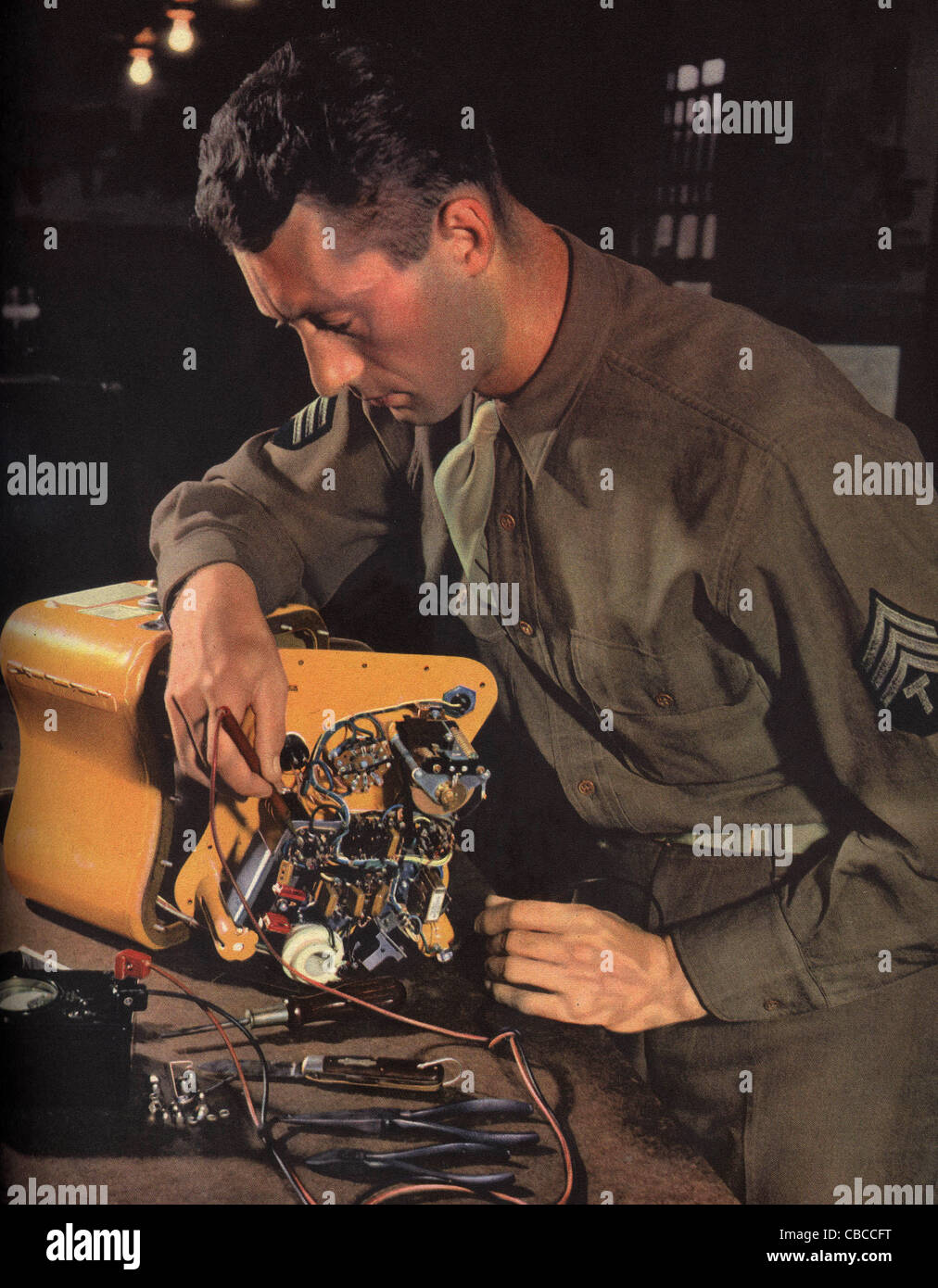 Un mécanicien de l'USAAF en profondeur une Gibson Girl émetteur de détresse d'urgence au cours de la SECONDE GUERRE MONDIALE11 Banque D'Images