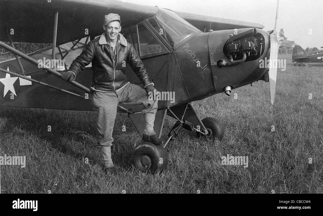 Le pilote d'un WW11 Piper J3 ou USAAF Grasshopper Banque D'Images