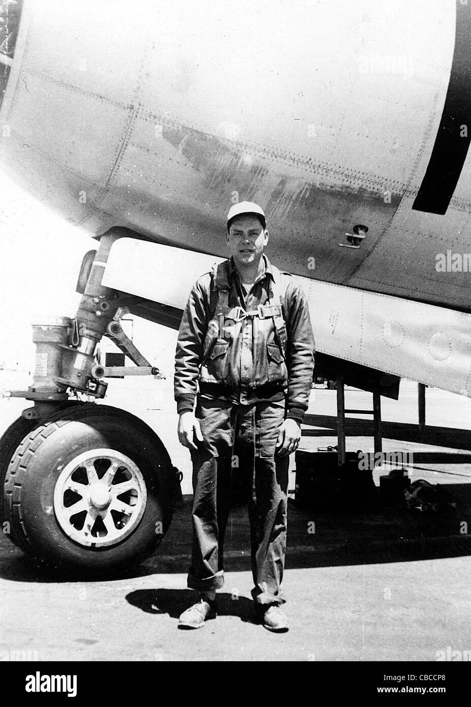 Un membre d'équipage d'un WW11 USAAF B29 Superfortress bomber est à côté de la roue de nez des avions. Banque D'Images