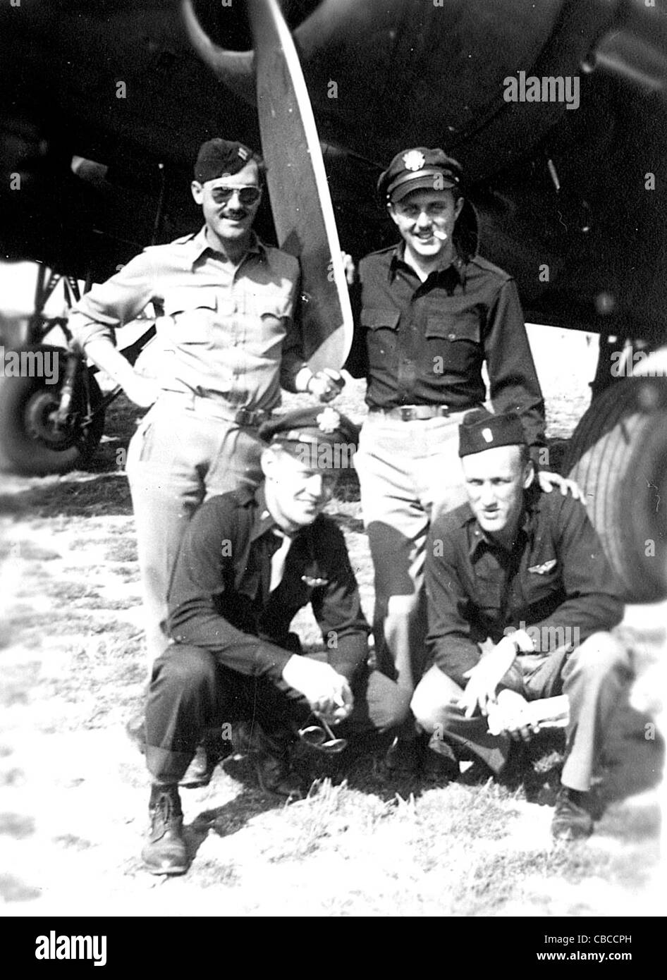 Une force aérienne de l'USAAF WW11 stand l'équipage d'acheter leurs B-17 Flying Fortress Banque D'Images