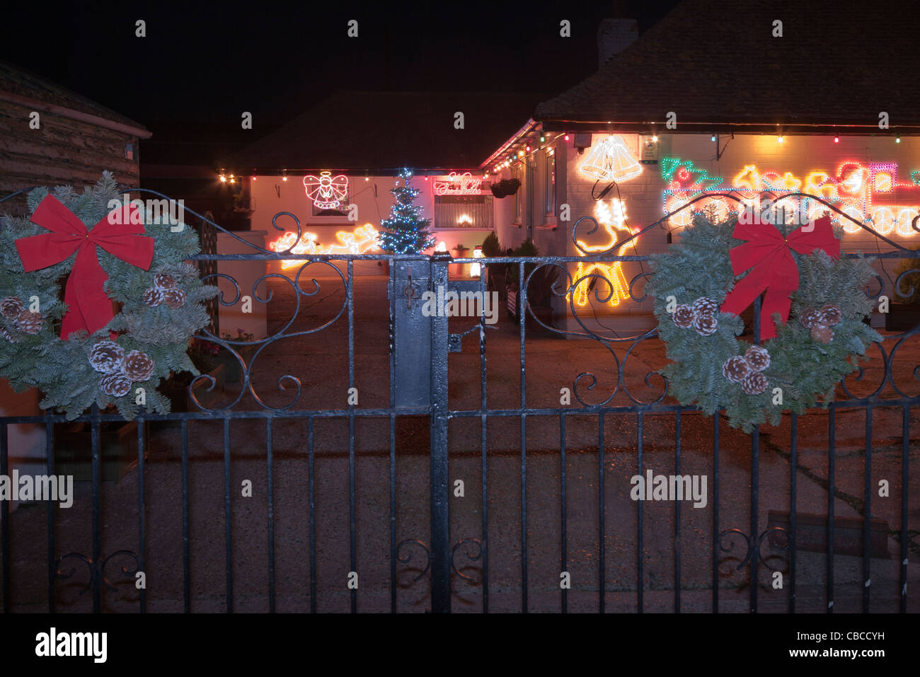 Bungalow Chambre éclairée la nuit avec les lumières de Noël Noël Banque D'Images