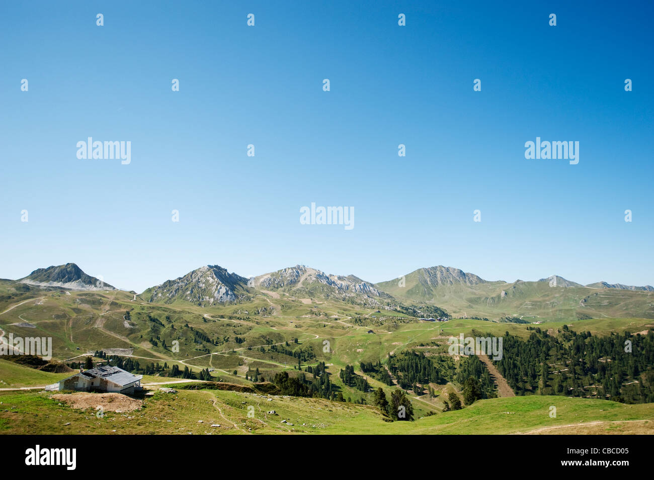 Chalet de montagne sur les pentes au-dessus de la région de ski de La Plagne en été Banque D'Images