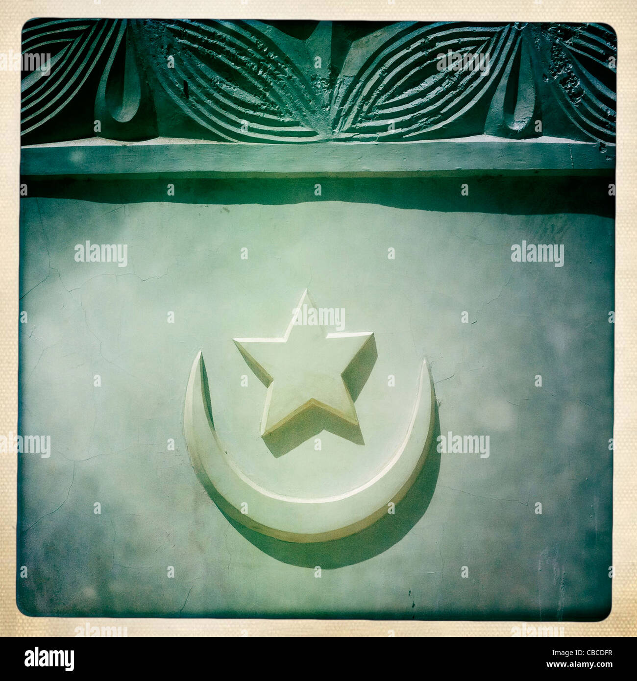 Un croissant et étoile gravée dans le plâtre, Lamu, Kenya Banque D'Images