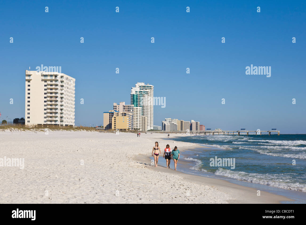 Les gens qui marchent sur la plage à Orange Beach sur le golfe du Mexique en Alabama Banque D'Images