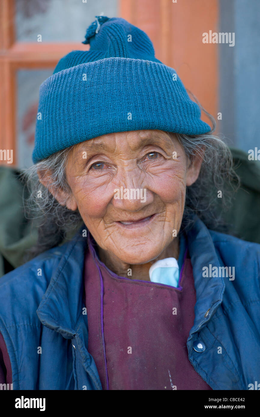 Vieille Femme Ladakhis en vêtements traditionnels à Leh (Ladakh), Jammu-et-Cachemire, l'Inde Banque D'Images
