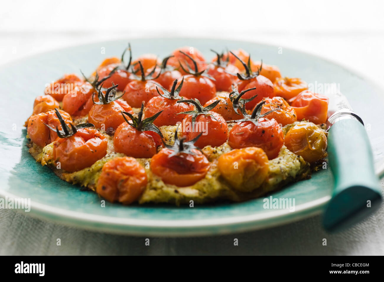Pizza avec des tomates cerises, pesto et ricotta Banque D'Images