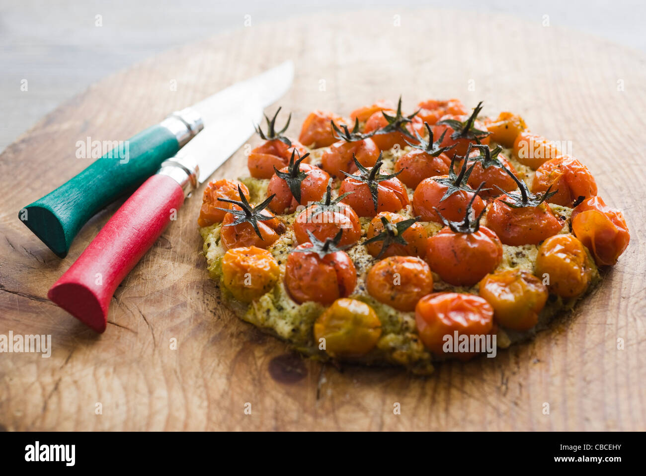 Pizza avec des tomates cerises, pesto et ricotta Banque D'Images