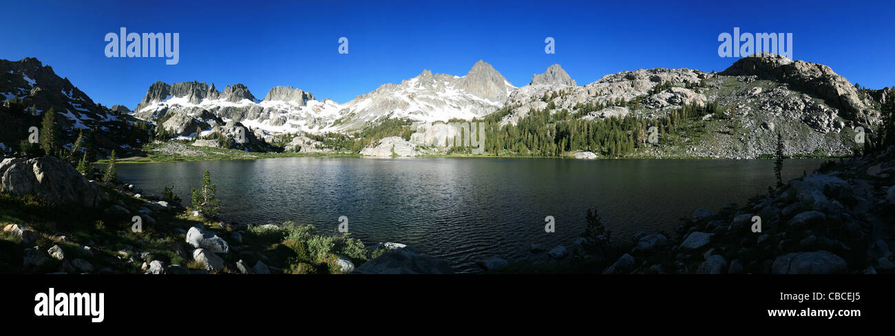 Lac de montagne panorama d'Ediza Lake et le Minaret montagne dans la Sierra Nevada de Californie Banque D'Images