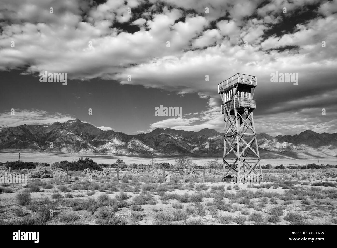 Image en noir et blanc de Manzanar concentration camp site avec tour de garde replica Banque D'Images