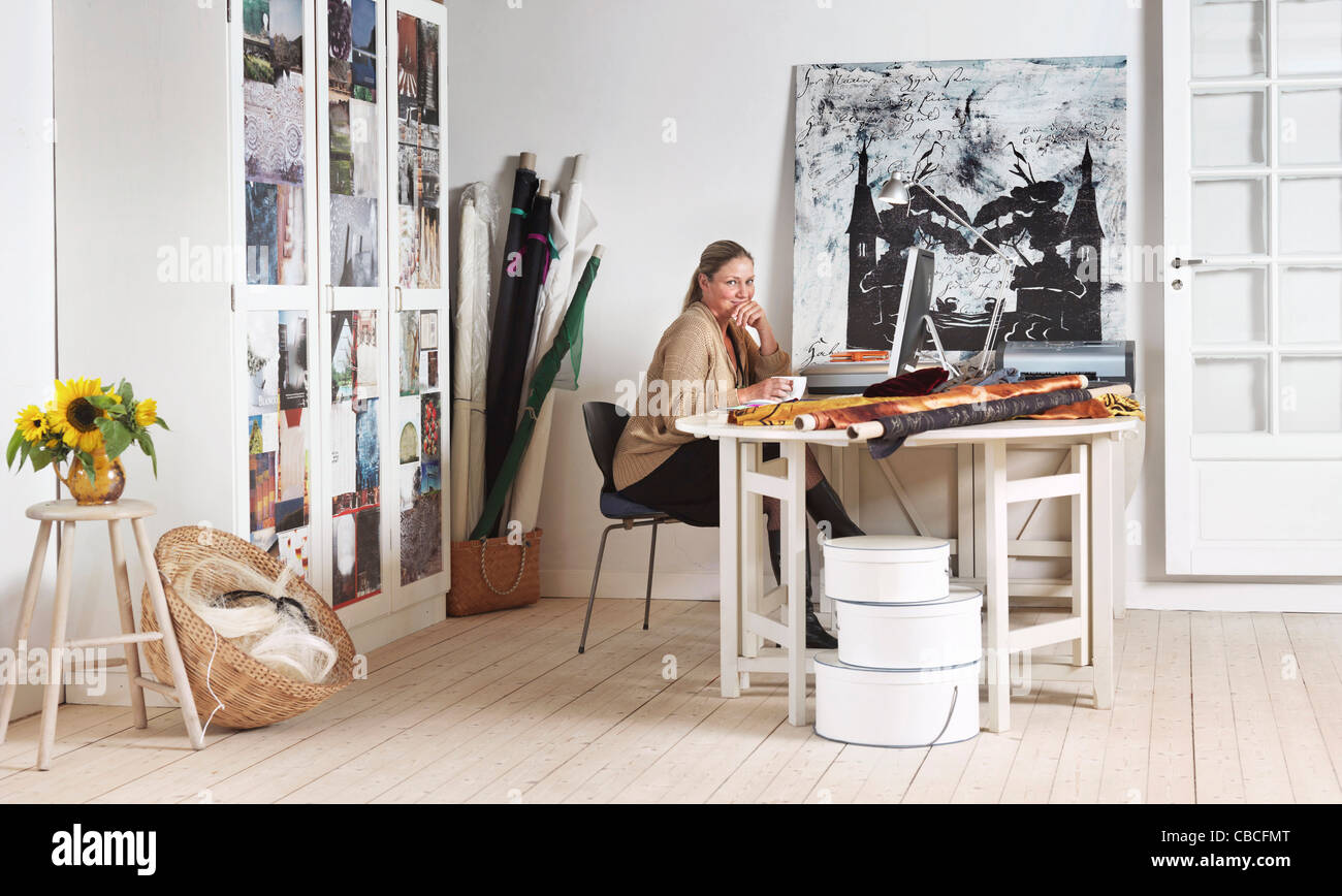 Designer sitting at computer in office Banque D'Images