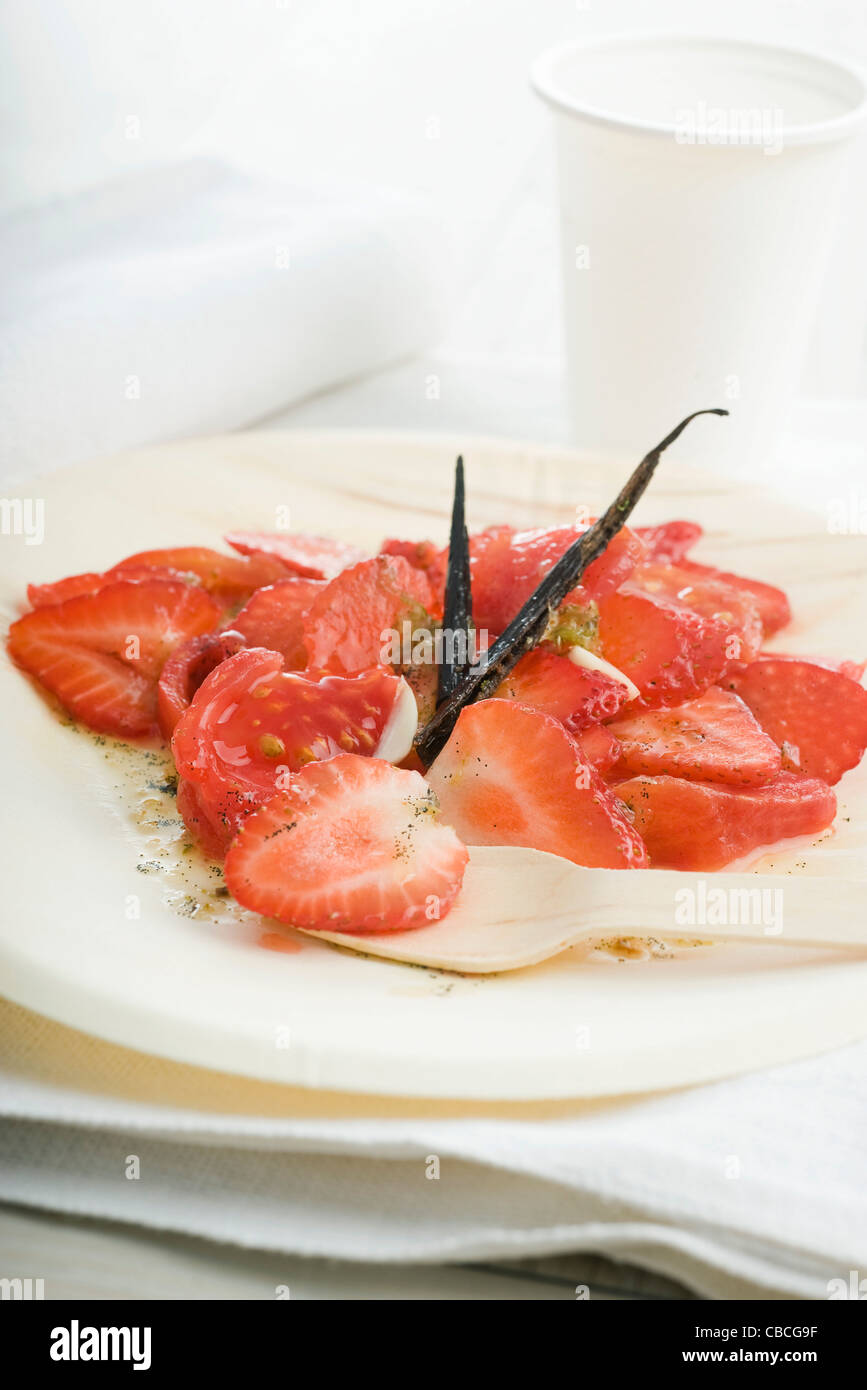 Salade de fraises et de tomates avec vinaigrette à la vanille Banque D'Images