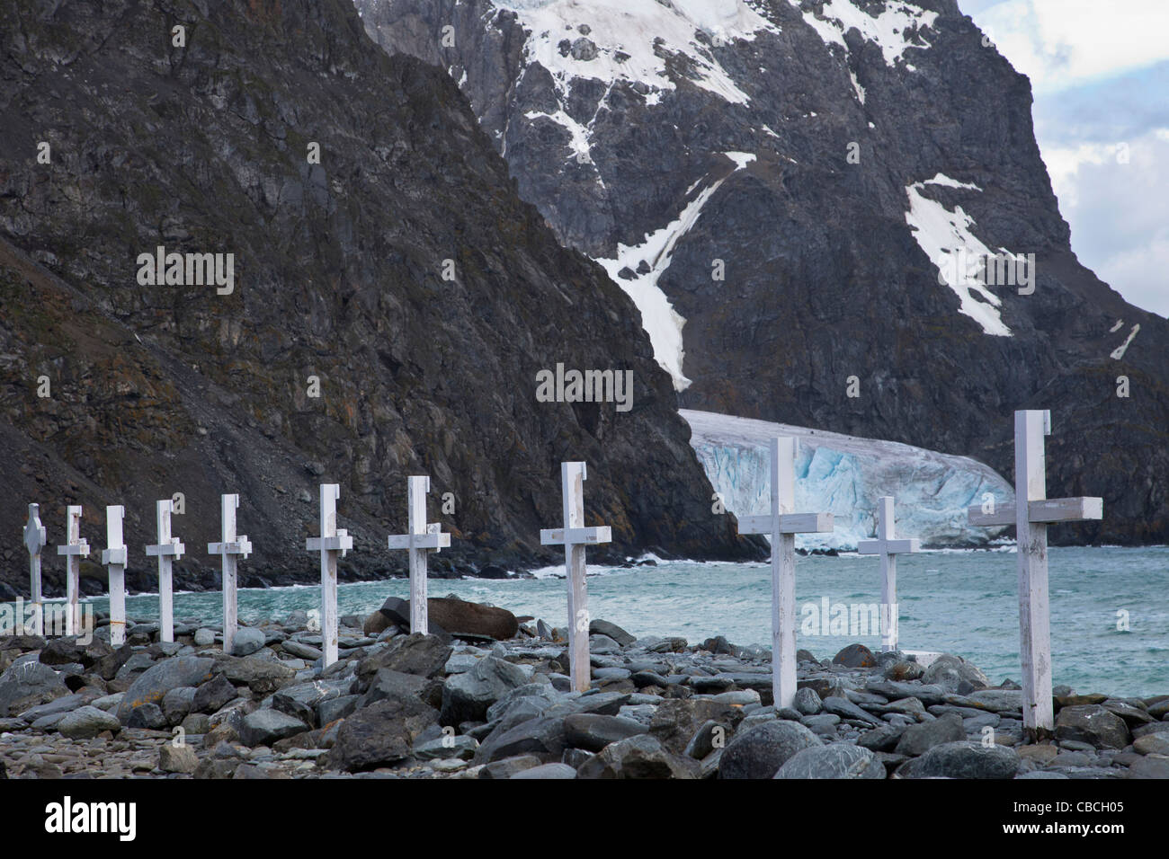 Îles Orcades du Sud, Laurie Island. Les pierres tombales dans Stony Beach, avec des glaciers et falaises rocheuses en arrière-plan Banque D'Images