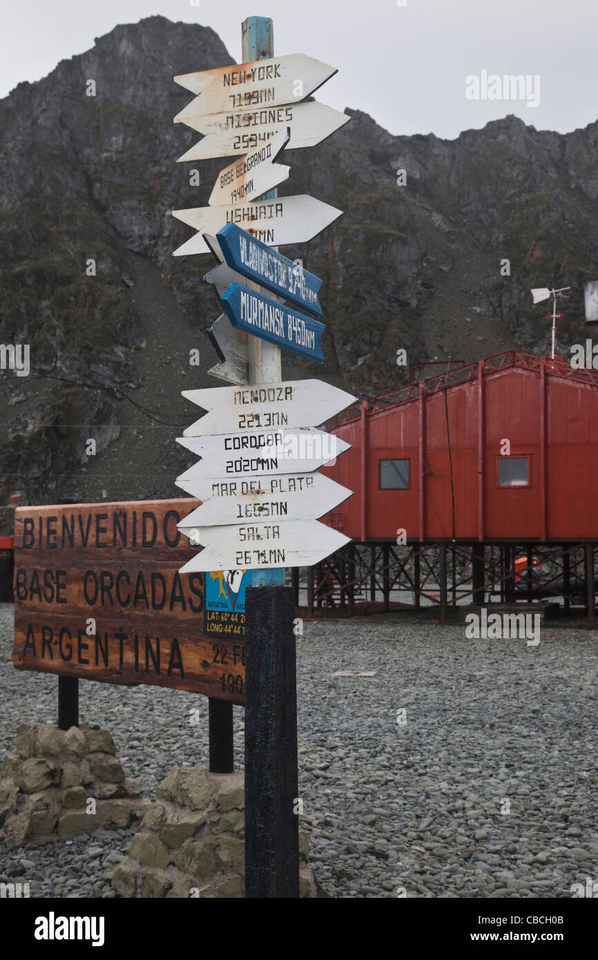 Atlantique Sud, îles Orcades du Sud, Laurie Island. Poster avec des distances de villes éloignées de la station Orcadas Banque D'Images