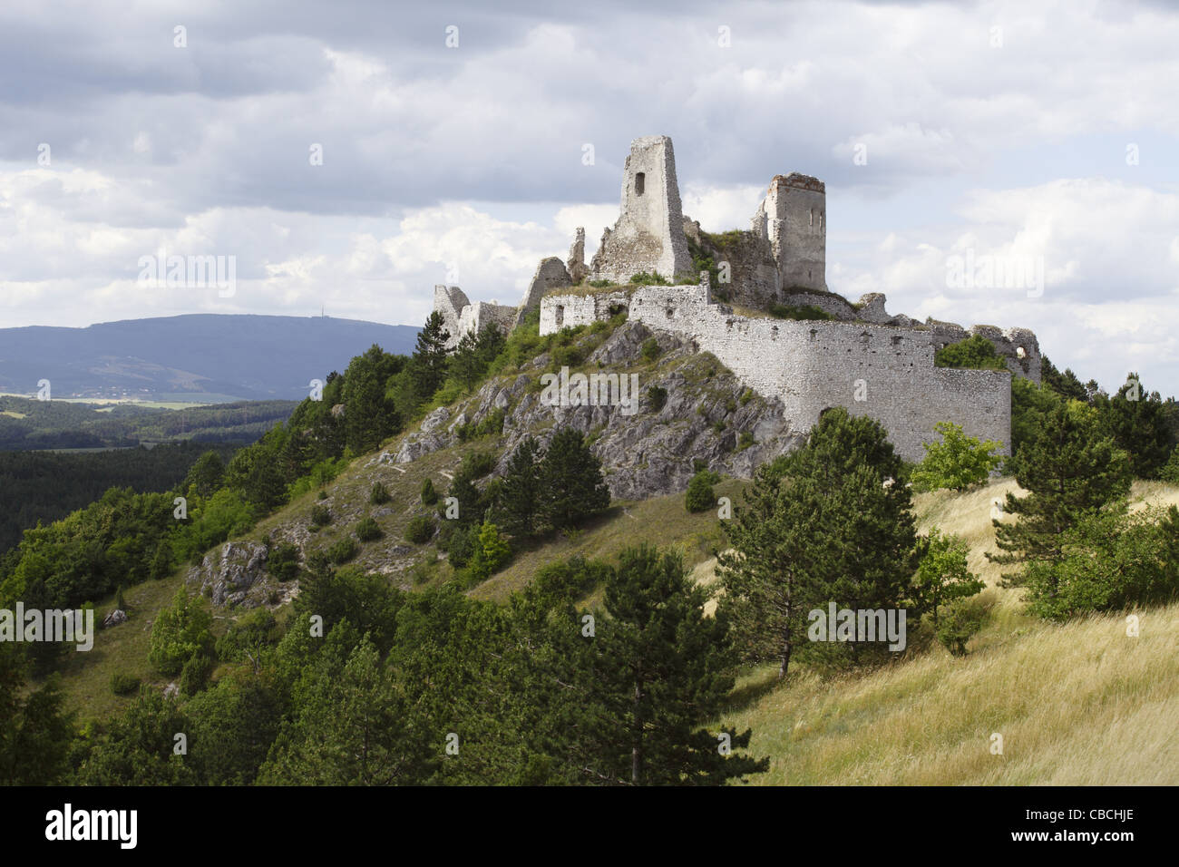 Les ruines du château médiéval de Cachtice dans petites Karpates hills, bien connu comme un accueil de la comtesse Elizabeth Bathory. Banque D'Images