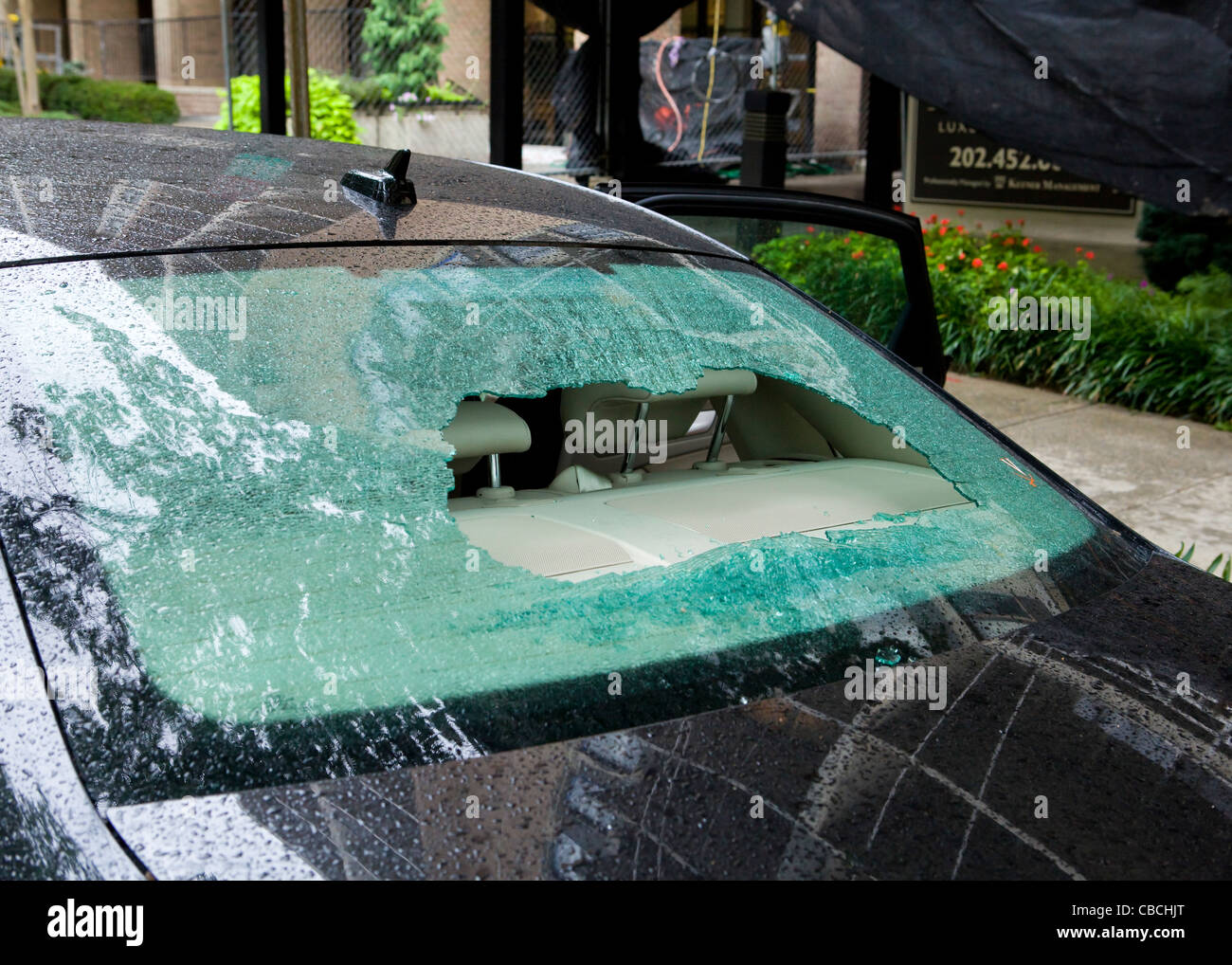 Un pare-brise arrière voiture cassée Banque D'Images